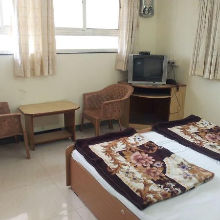Sarang Lodging&Boarding Villa Satara Bagian luar foto